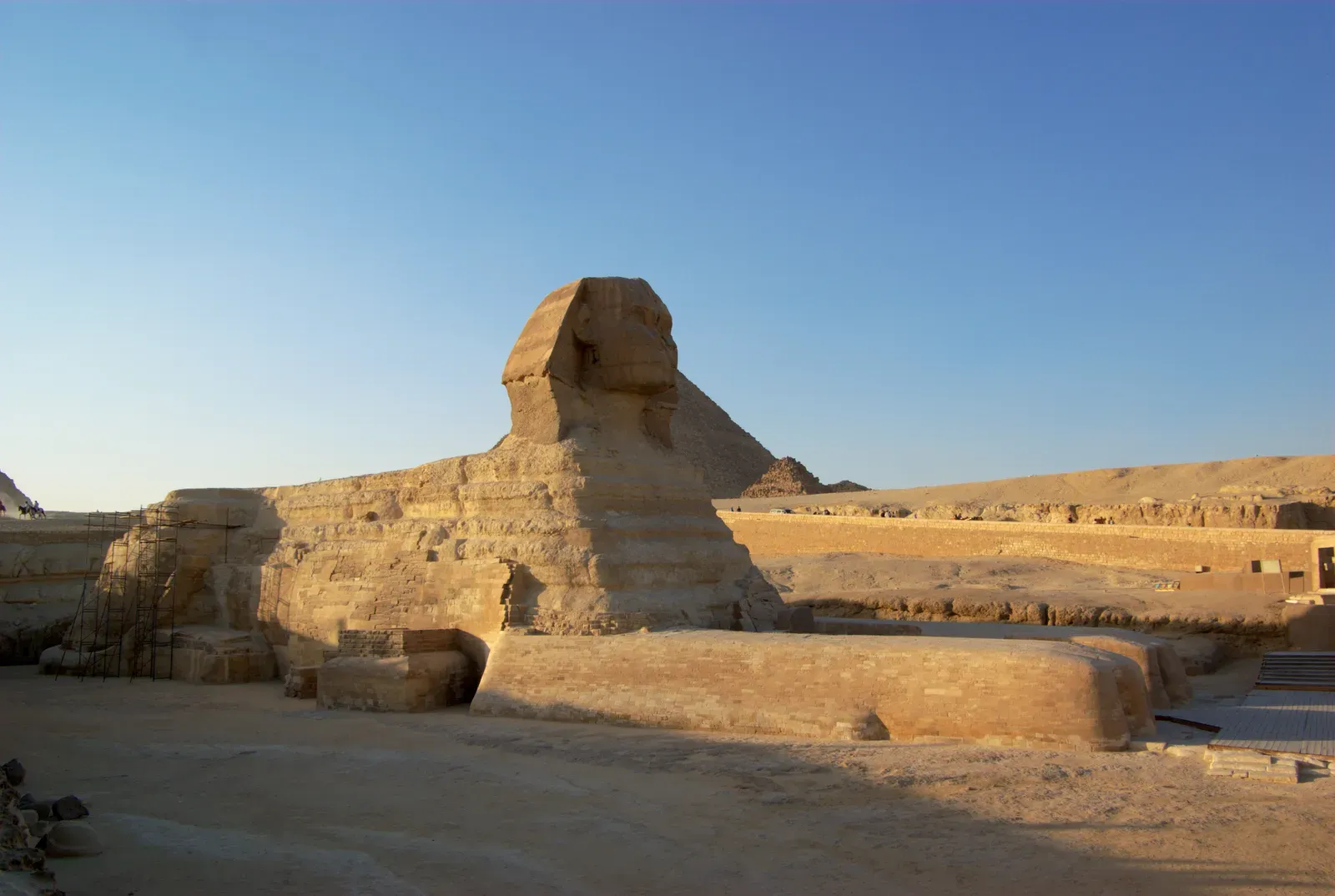 7. The Filled Trenches and Masonry Patches under the Sphinx’s Chest (By Berthold Werner, CC BY-SA 3.0)