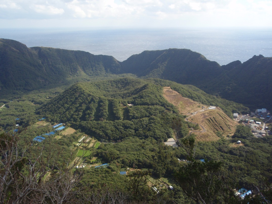 The Amazing Japanese Island Inside a Volcano (Image Credits: Wikimedia)