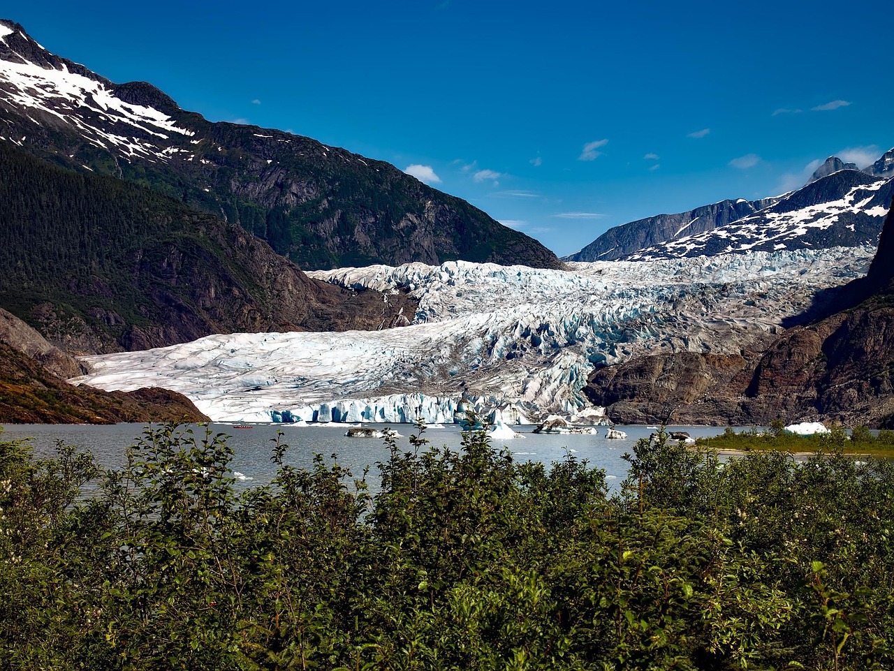 Mendenhall Glacier - Juneau's Retreating Tourist Attraction (Image Credits: Pixabay)