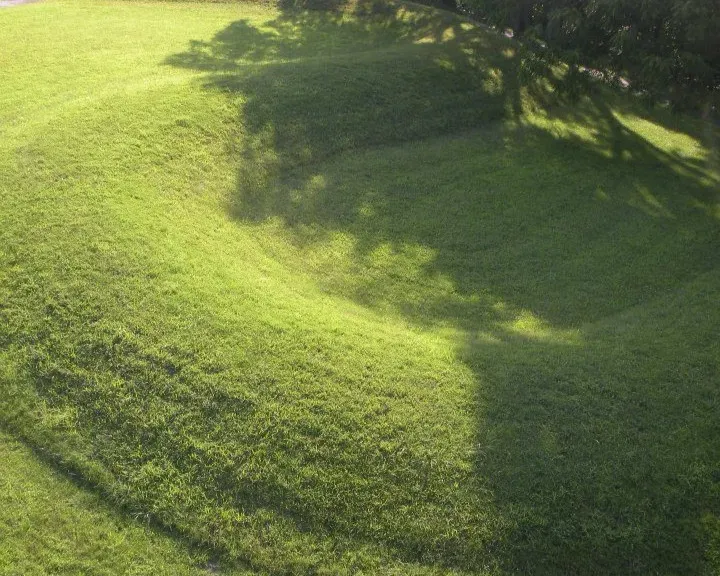 The Serpent in the Earth: What the Mound Actually Is (Image Credits: Wikimedia)