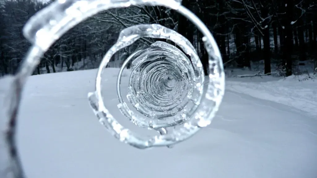 The Quiet Wonder of Winter’s Geometry (Image Credits: Flickr)