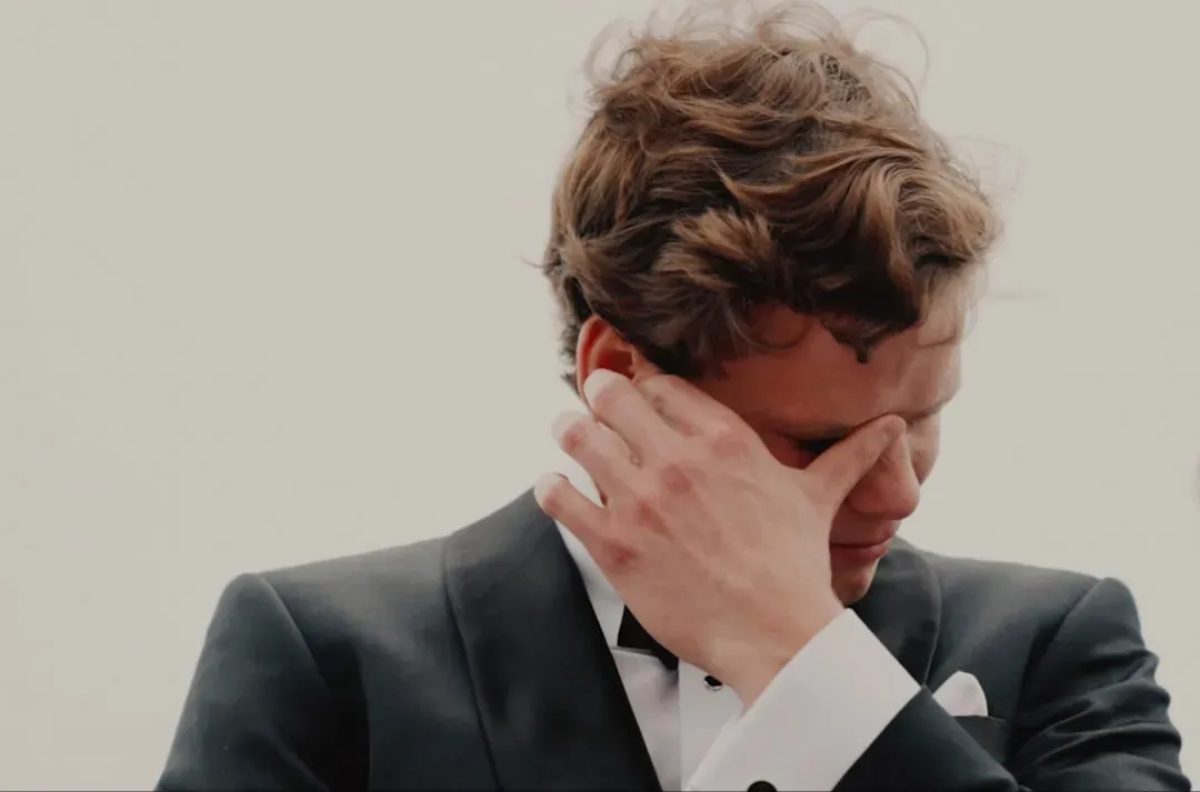 Why So Many Weak Ties Feel Emotionally Overwhelming (Image Credits: Unsplash)