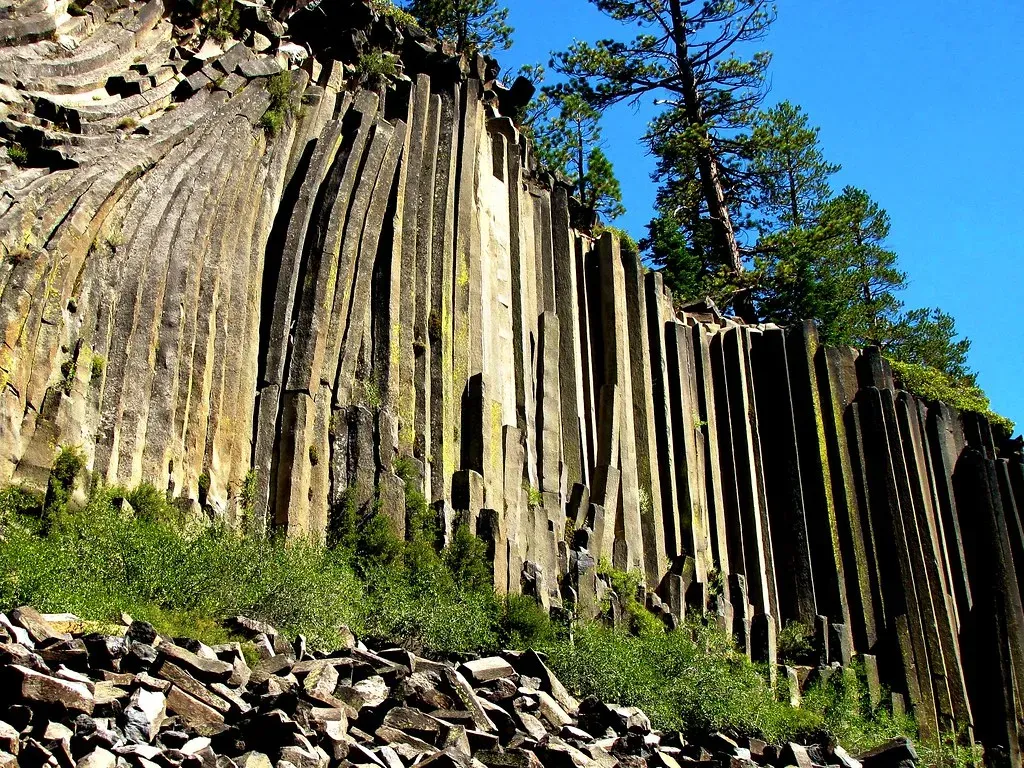 4. The Hexagonal Jointing of Iceland’s Basalt Cliffs (John William Hammond, Flickr, CC BY-SA 2.0)