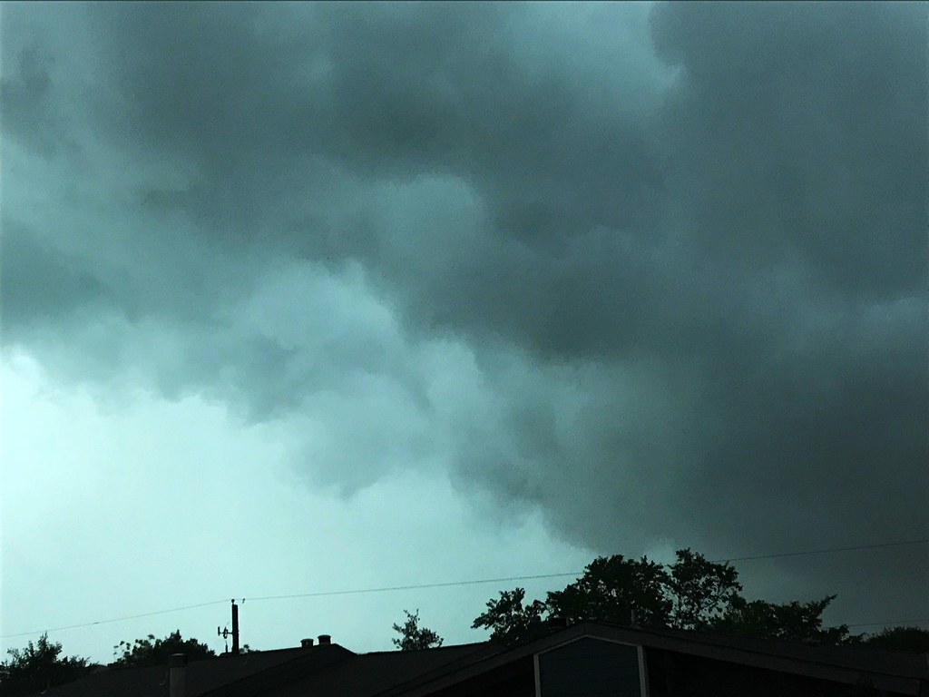 Water and Ice Create the Perfect Canvas (Image Credits: Flickr)