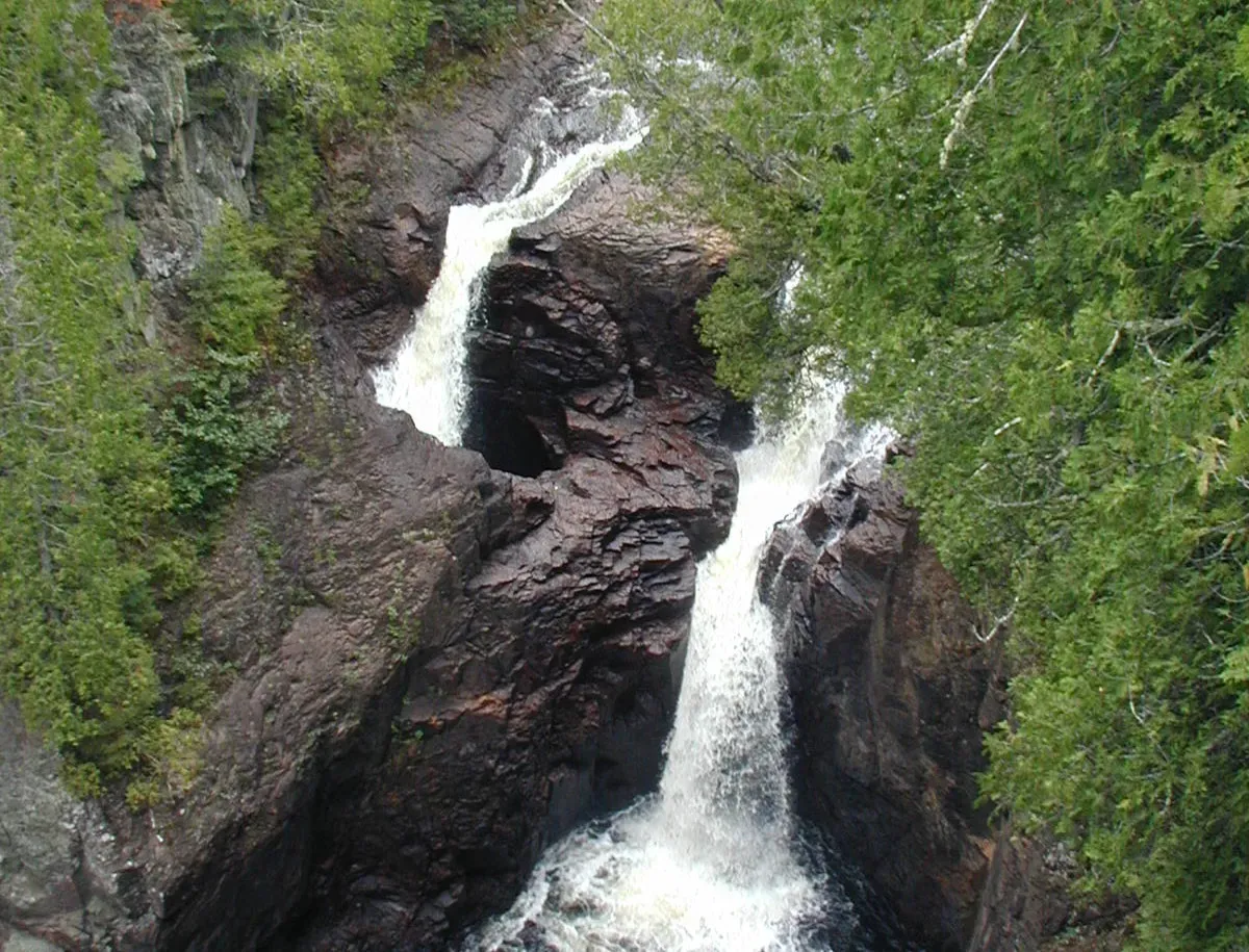 The Devil’s Kettle: Where Does the Water Go? (Image Credits: Wikimedia)