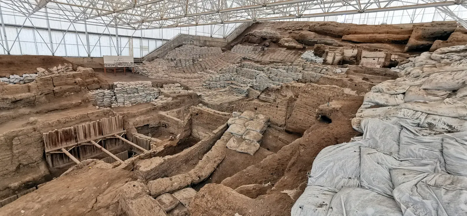 Çatalhöyük: A Rooftop City Growing From the Earth (By Murat Özsoy 1958, CC BY-SA 4.0)