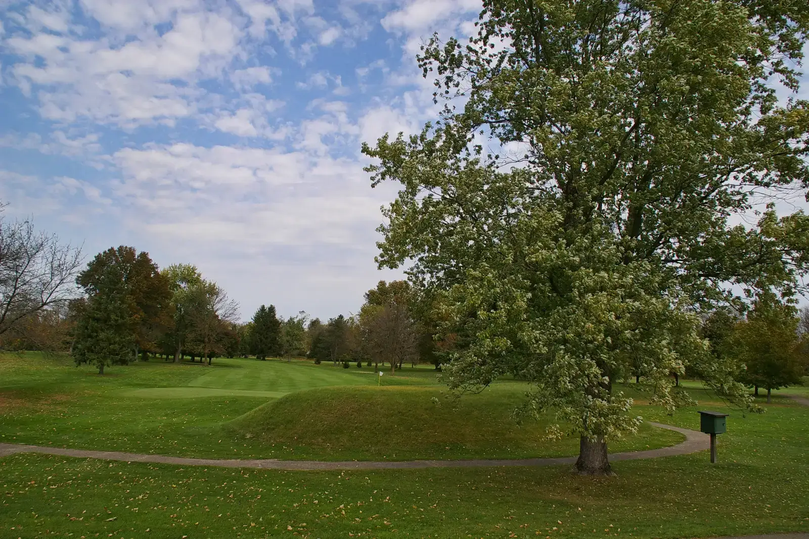3. The Newark Earthworks: Geometric Giants Without a Known Author (By Niagara66, CC BY-SA 4.0)