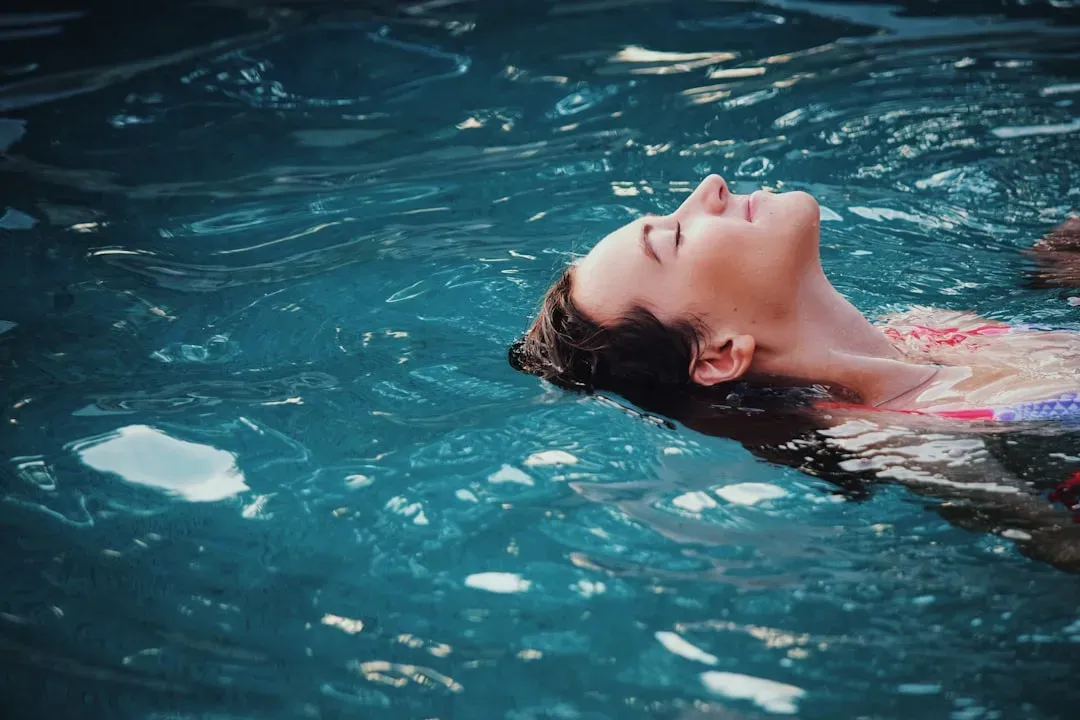 Floating And Sensory Deprivation: When Water Becomes A Gateway Inward (Image Credits: Unsplash)