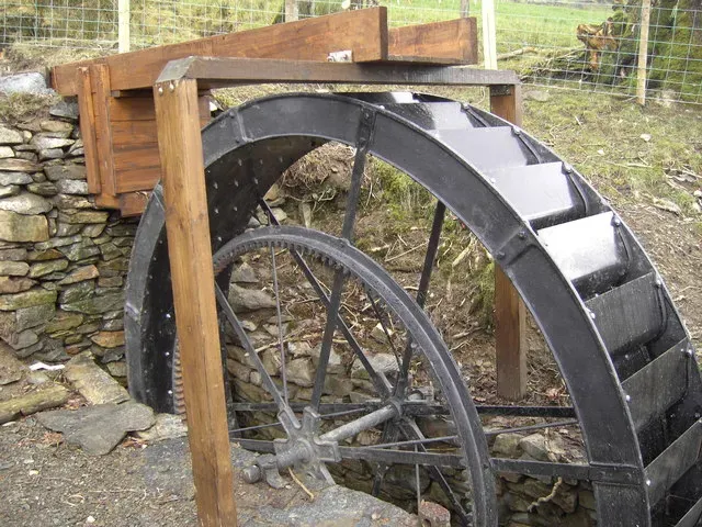 7. The Water Wheel: Ancient Renewable Energy That Started the Industrial Clock Ticking (Image Credits: Wikimedia)