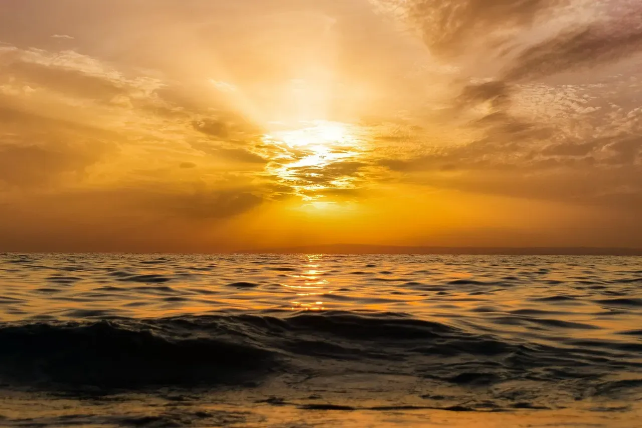 Eight Sailors, One Story: The Shared Vision Of A Luminous “Wall” (Image Credits: Pixabay)