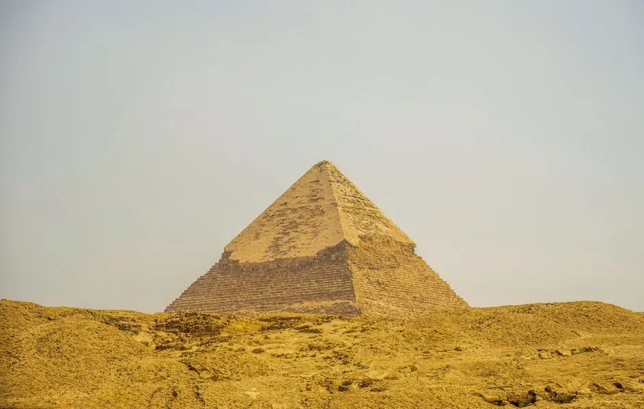 5. The Giza Pyramids’ Granite Chambers and “Machine-Like” Surfaces (Image Credits: Pexels)