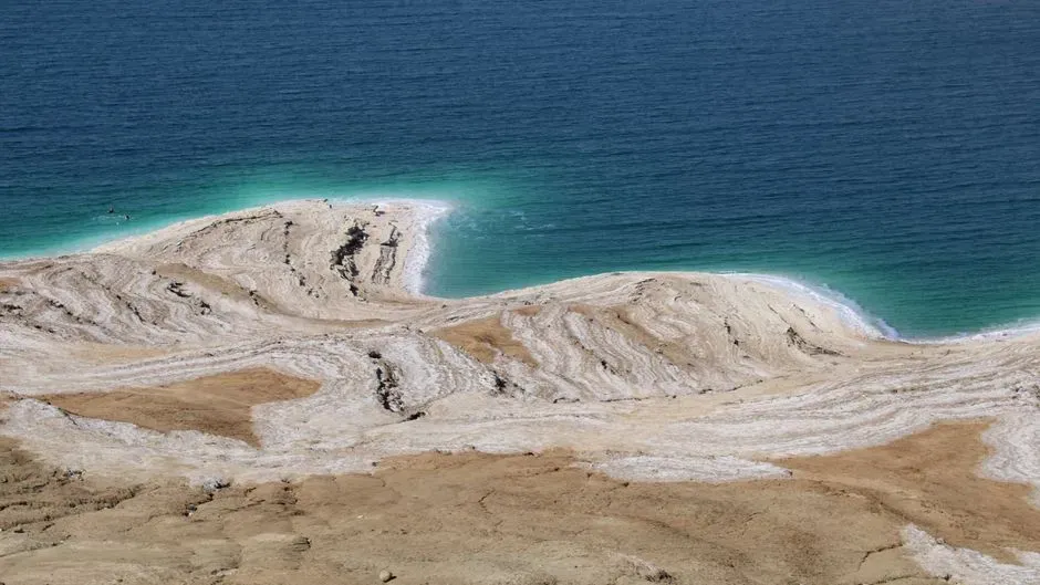 The Dead Sea Shores: Salt Crusts, Cubes, and Disappearing Water (Image Credits: Pexels)
