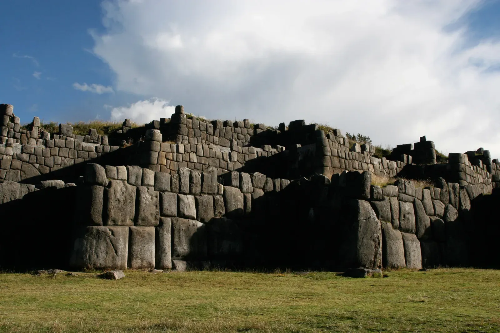 #9 - The Earthquake-Proof Walls of Sacsayhuamán (Peru) (By Esoltas, Public domain)