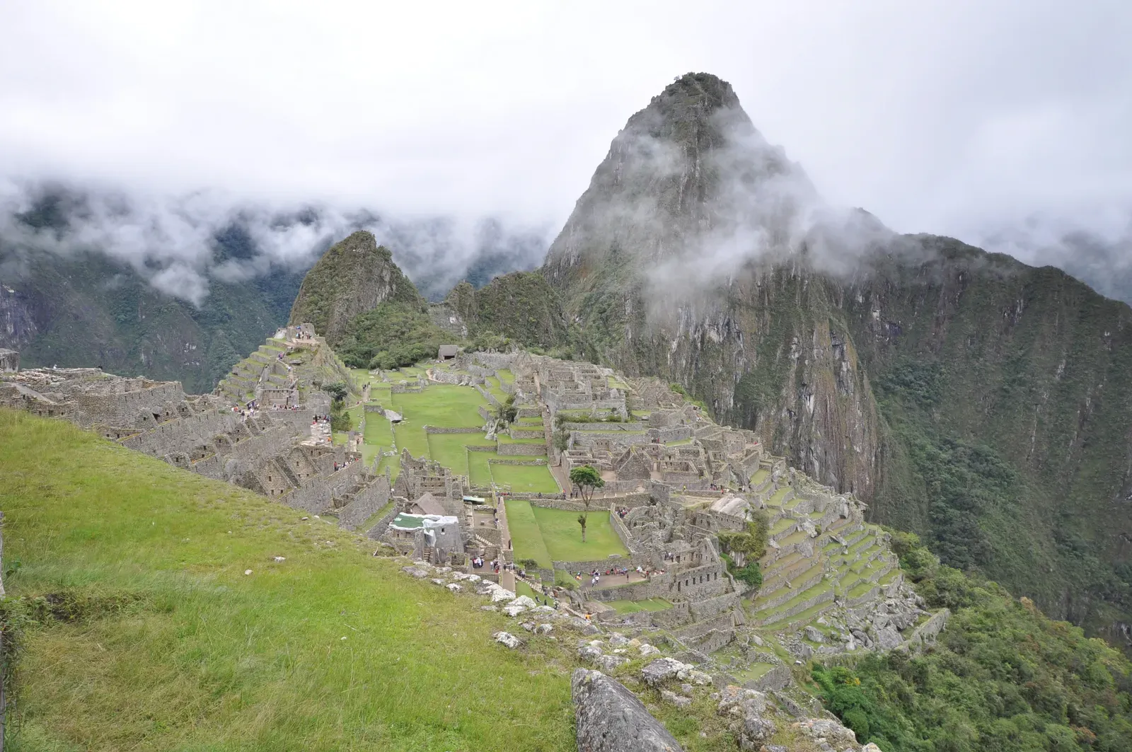 Machu Picchu and the Intihuatana Stone (Machu Picchu, CC BY 2.0)