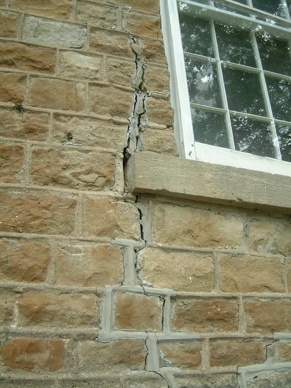 #4 - Stair-Step Cracks Following the Mortar Joints (By Achim Hering, CC BY 3.0)