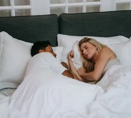 Why Your Brain Treats Nighttime Intimacy Differently Than Daytime Affection (Image Credits: Pexels)