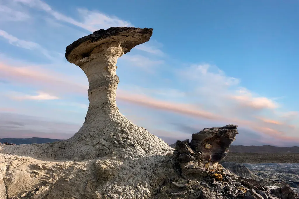 Bisti/De-Na-Zin Badlands, New Mexico: A Stone Sci‑Fi Set (snowpeak, Flickr, CC BY 2.0)