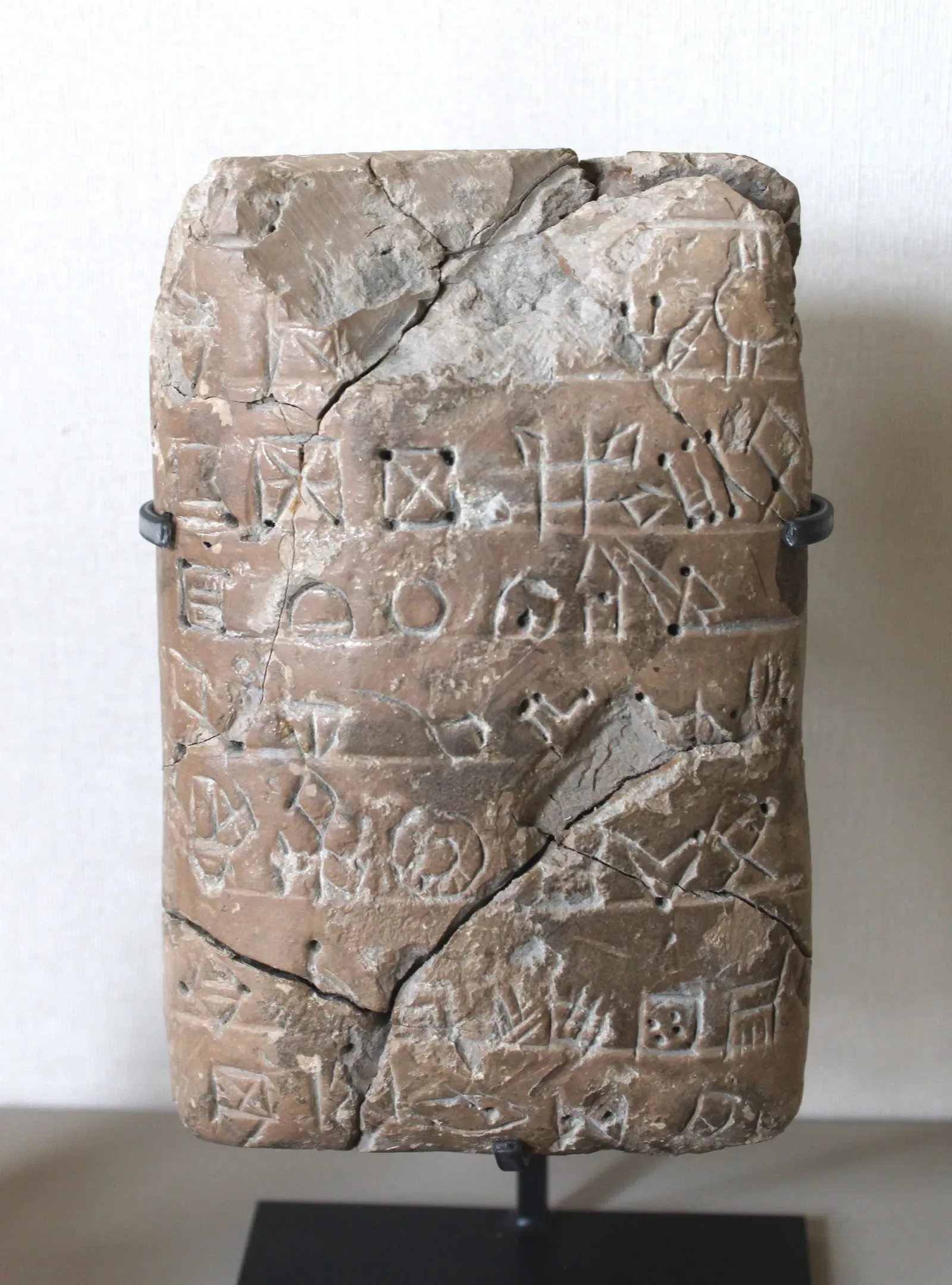 #3 - The Nearly-Extinct Script Iran Kept To Itself (By Zunkir, CC BY-SA 4.0)