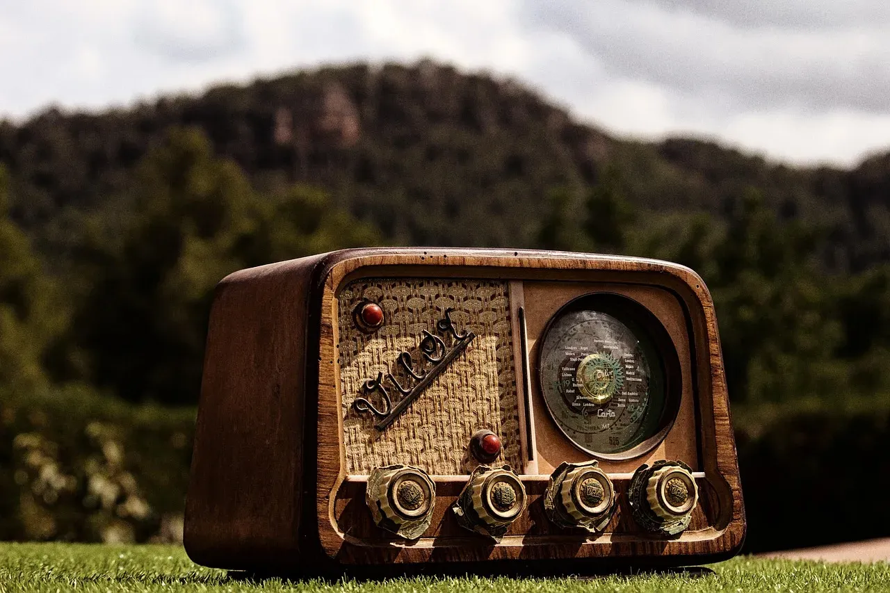 6. A False “Battle” in 1938 Sparked Mass Panic Over a Martian Invasion (Image Credits: Pixabay)