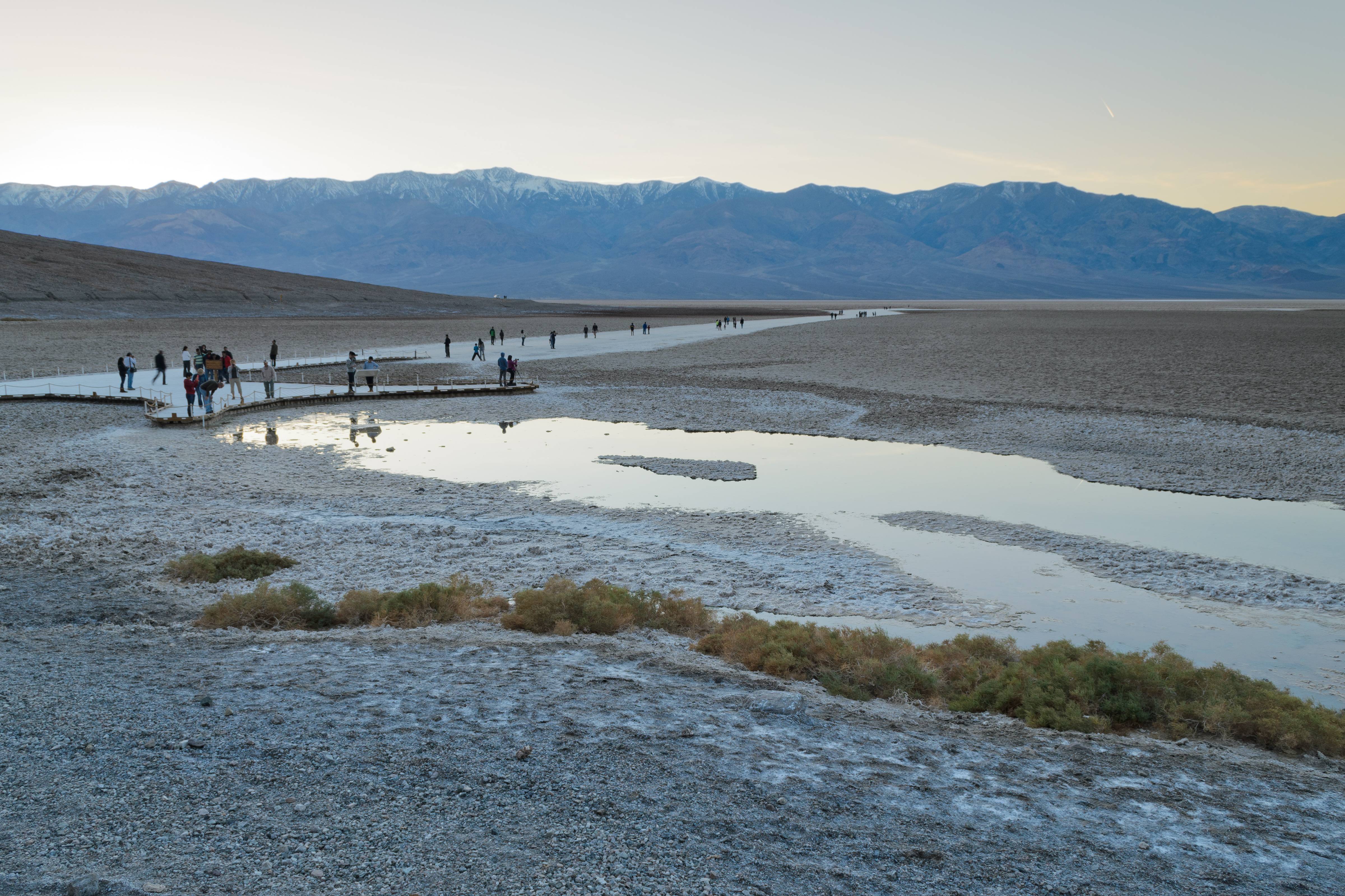 Badwater Basin’s Lake Manly, California: Death Valley’s Blink-and-It’s-Gone Water (Image Credits: Wikimedia)