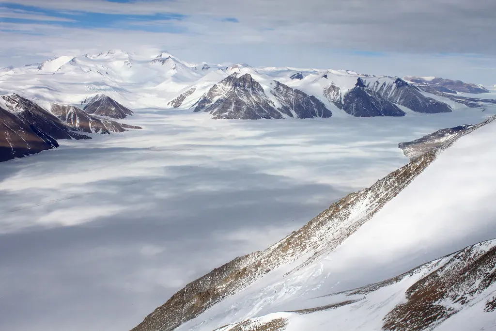 Antarctica's Dry Valleys: Frozen, Lifeless - Except They're Not (eliduke, Flickr, CC BY-SA 2.0)