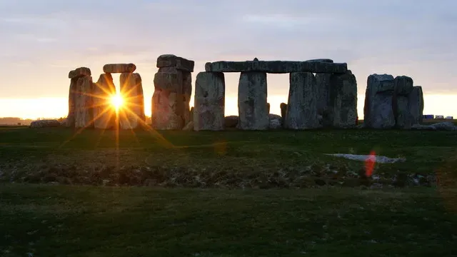 Stonehenge: Megaliths Aligned to a Moving Sky (Image Credits: Wikimedia)