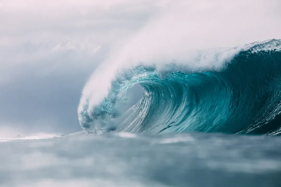 3. Tsunamis: Walls of Water That Rewrite Coastlines (Image Credits: Unsplash)