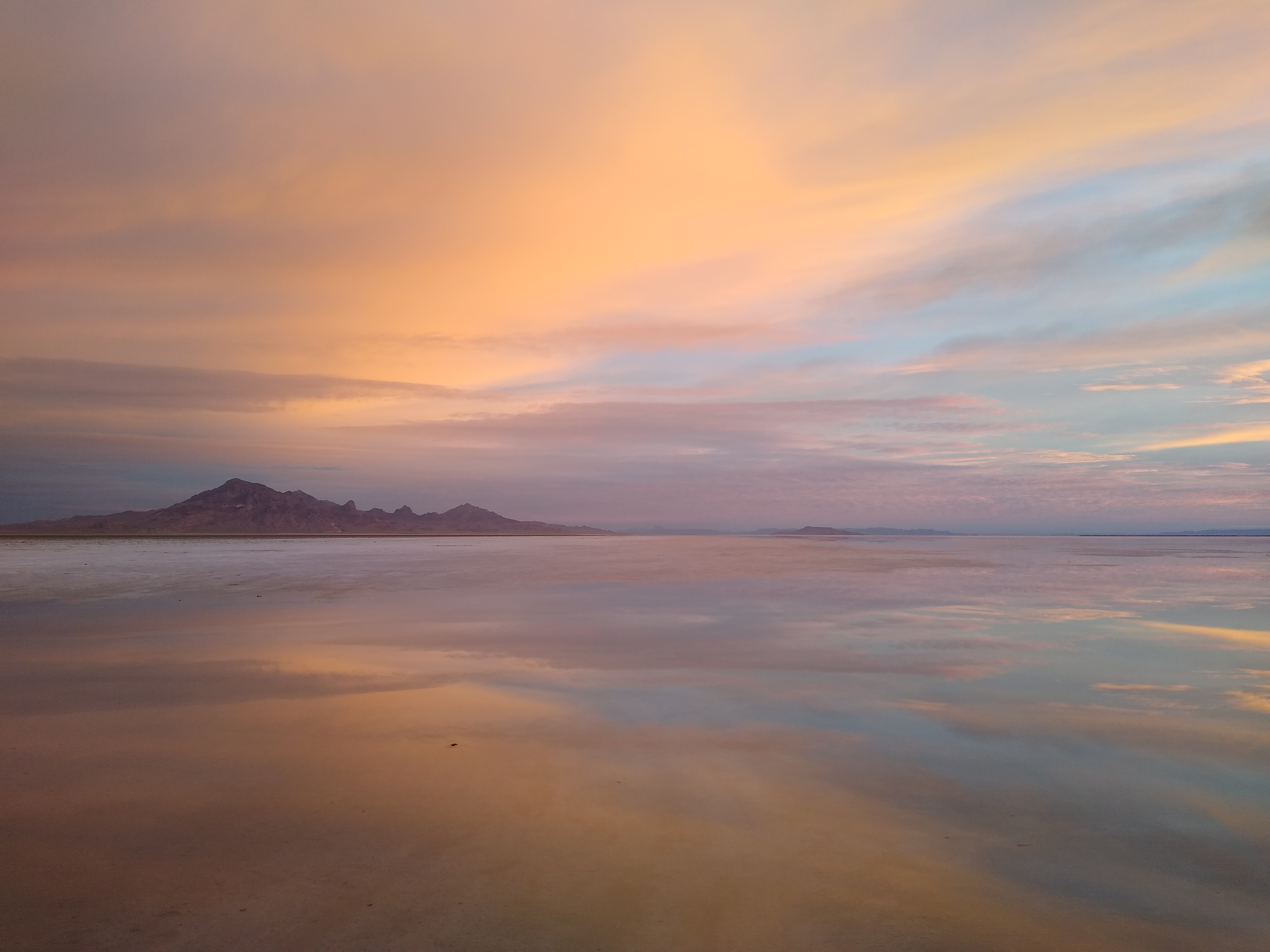 Bonneville Salt Flats Seasonal Lake, Utah: A Thin Blue Film with Big Clues (Image Credits: Wikimedia)