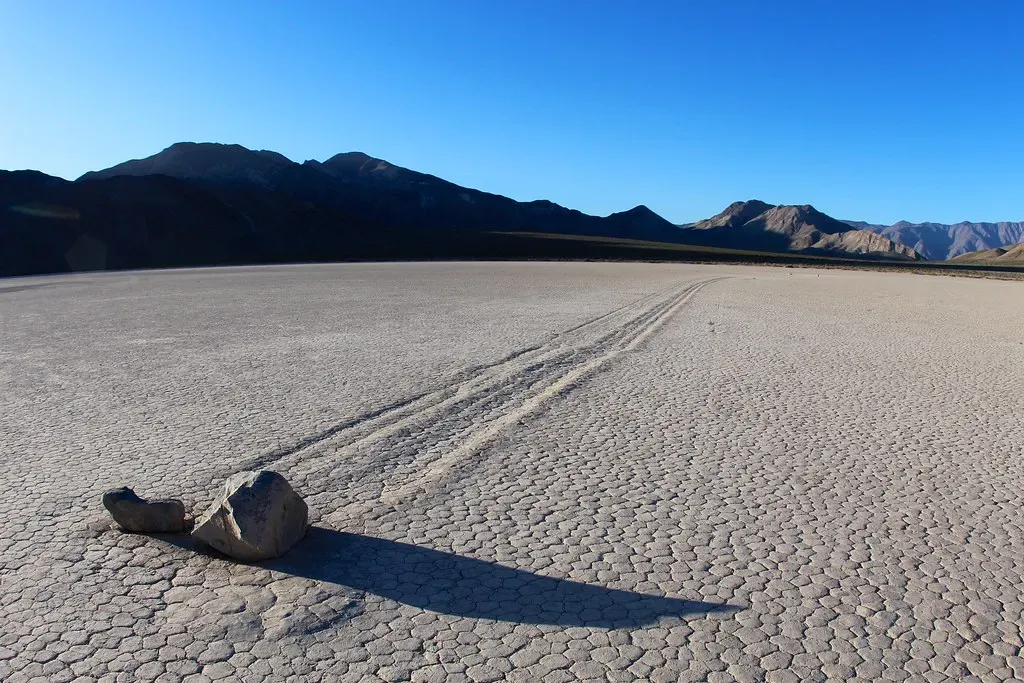 The Wandering Stones of Racetrack Playa, Death Valley (daveynin, Flickr, CC BY 2.0)