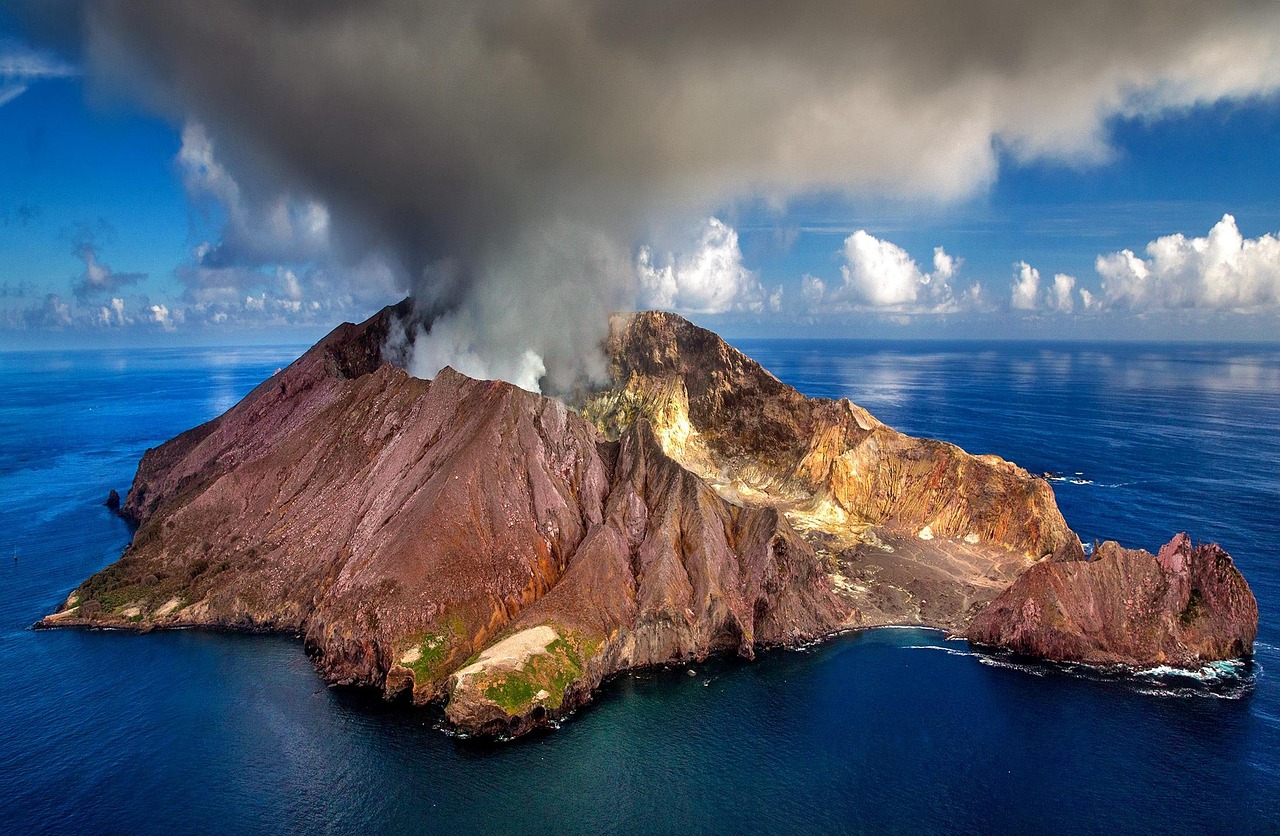 Volcanic Islands: Where Ocean Volcanoes Break the Surface (Image Credits: Pixabay)