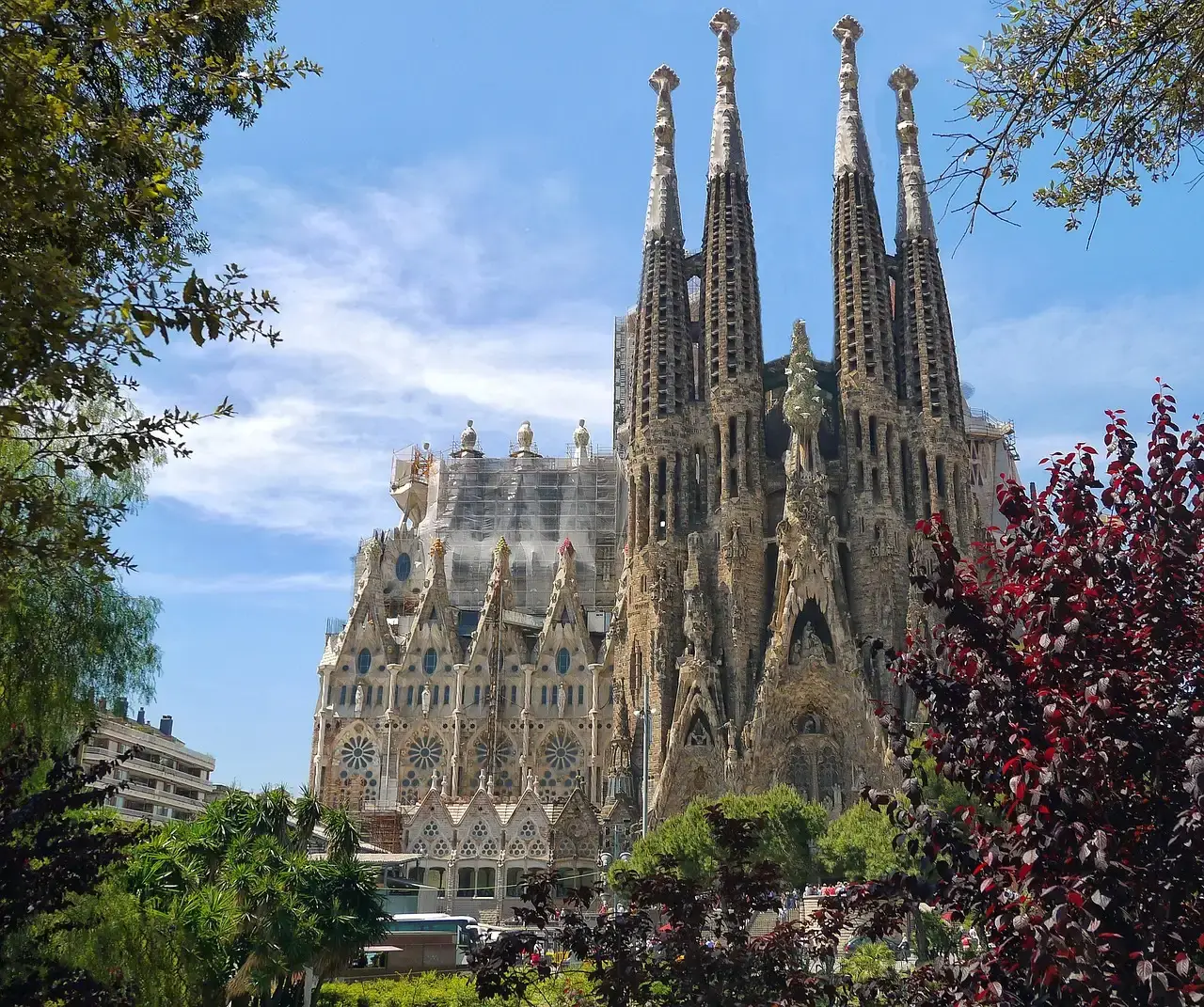 #6 The Sagrada Família: Soft Ground, Moving Subway, Endless Construction (Image Credits: Pixabay)