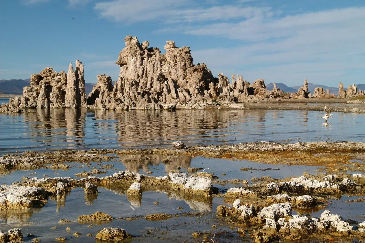 Mono Lake: California's Otherworldly Tufa Towers (Image Credits: Pixabay)