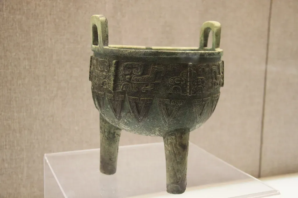 #21 - The Chinese Shang Dynasty Ritual Ding With Seamless Feet (Image Credits: Flickr)