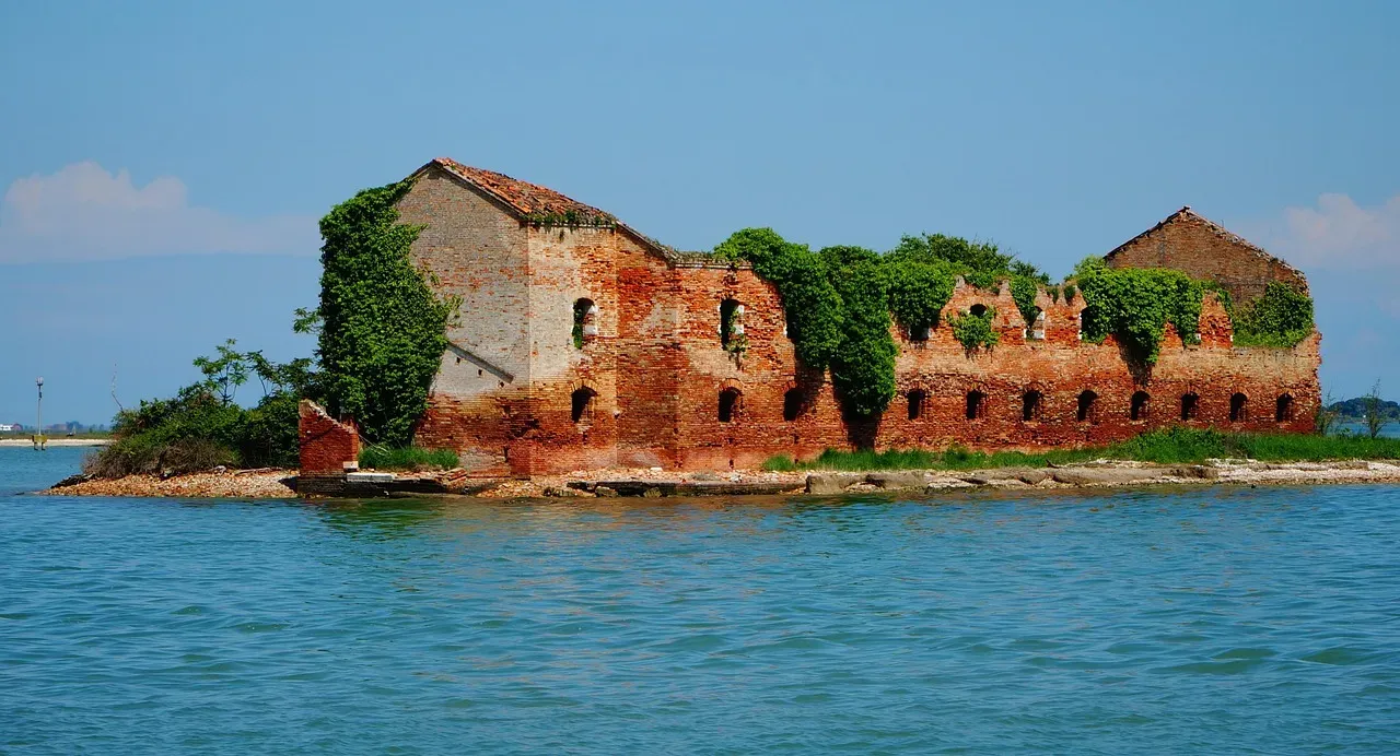#11 The Amphibious Ruins Beneath Venice’s Buildings (Image Credits: Pixabay)
