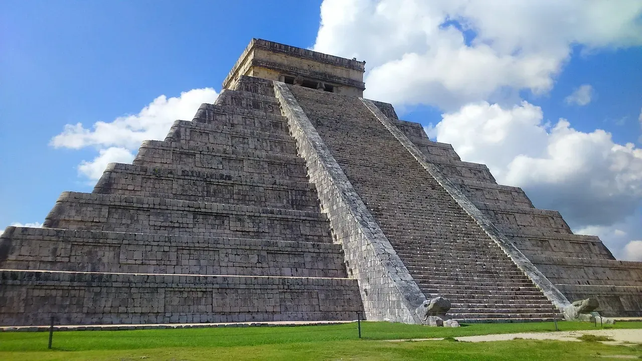 #1: Chichén Itzá’s Pyramid and the Spring/Autumn Equinox Serpent (Image Credits: Pixabay)
