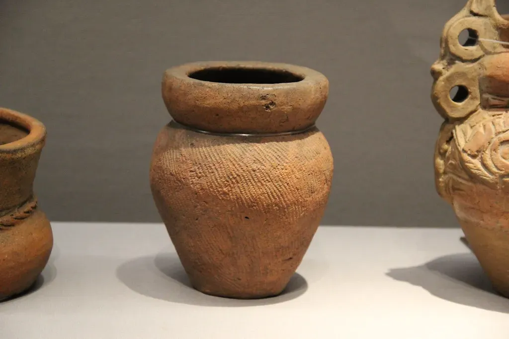 The Ancient Pottery That Stumped Experts for Decades (Image Credits: Flickr)