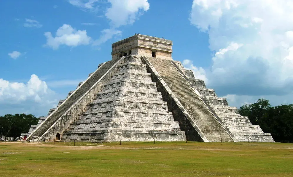 #3 - Chichén Itzá: A Pyramid That Turns Sunlight Into a Serpent (kyle simourd, Flickr, CC BY 2.0)