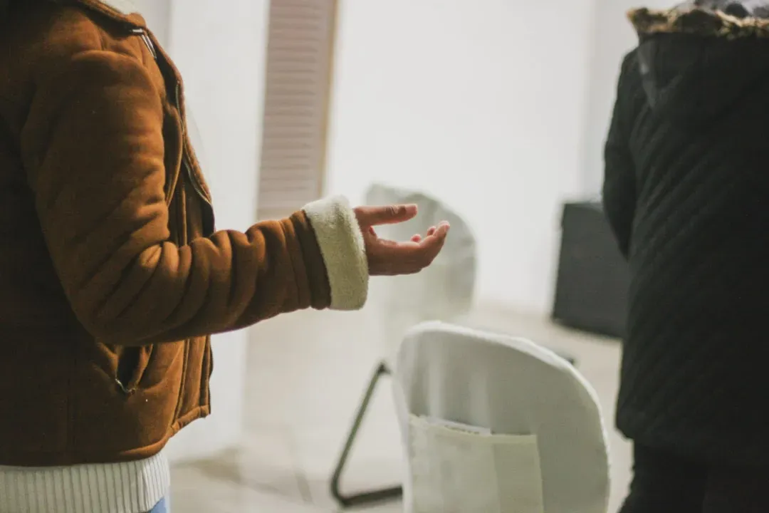 How You Instantly Read Faces and Body Language (Image Credits: Unsplash)