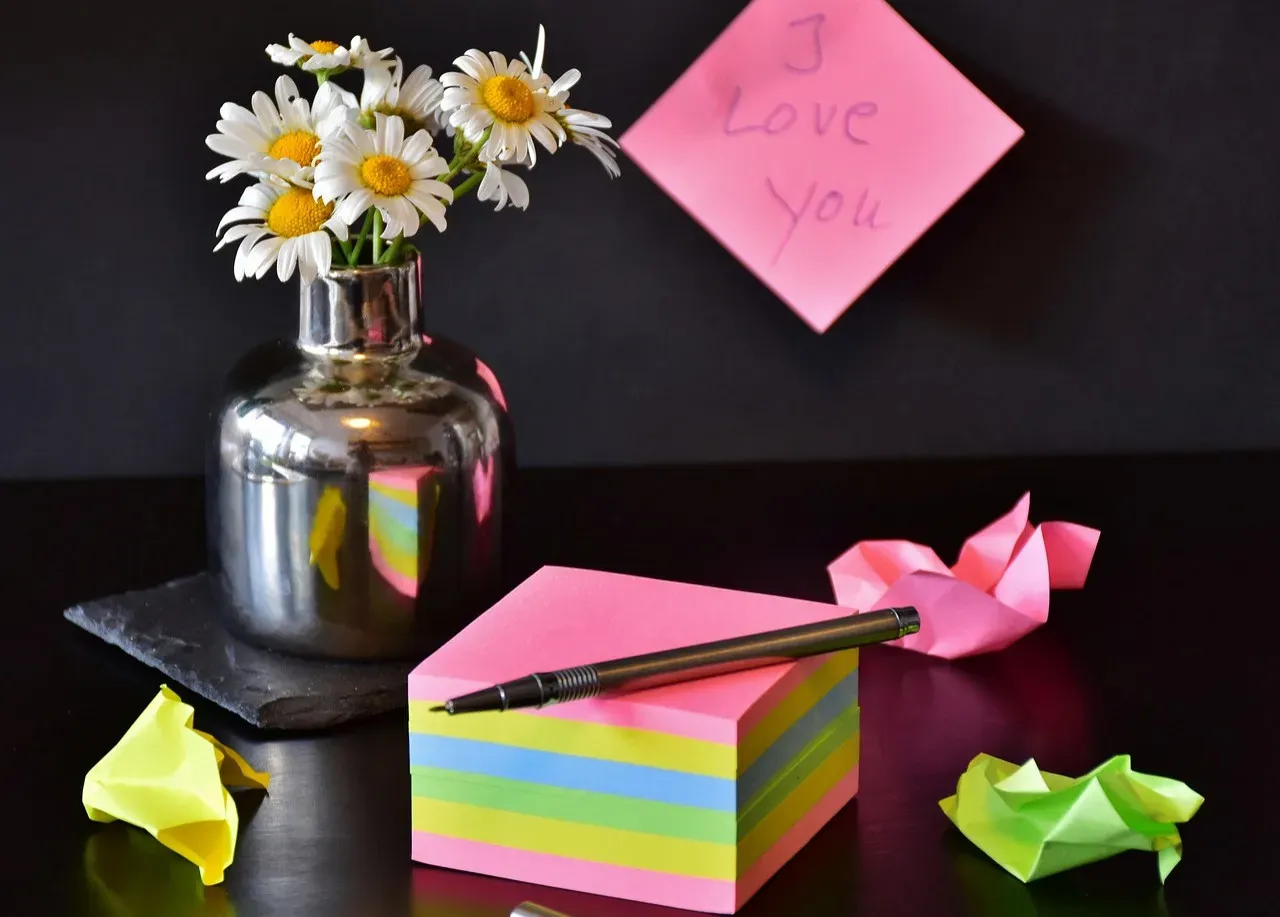 Post-it Note Adhesive: The Glue Designed to Be Weak (Image Credits: Pixabay)