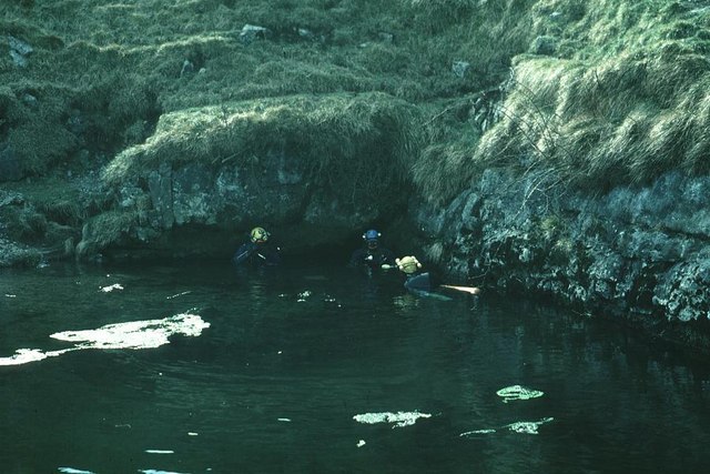 Ginnie Springs, Florida: Cave-Diving Through a Pressurized Karst Network (Image Credits: Wikimedia)