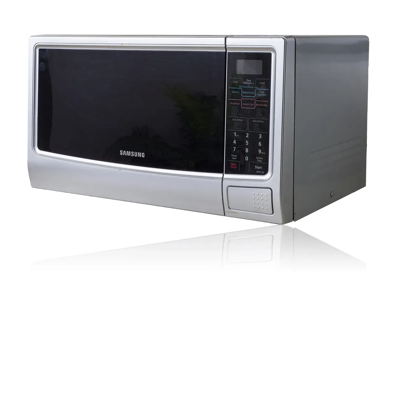 #2 The Microwave Oven Born from a Melted Candy Bar (Image Credits: Pixabay)