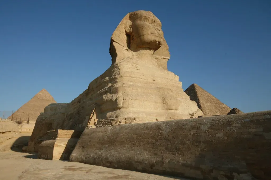 3. The Suspected Chamber Beneath the Sphinx’s Paws (pyramidtextsonline, Flickr, CC BY 2.0)