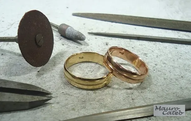 #12 Personal Jewelry Found Intact in World War Battlefields and Camps (By Mauro Cateb, CC BY-SA 4.0)