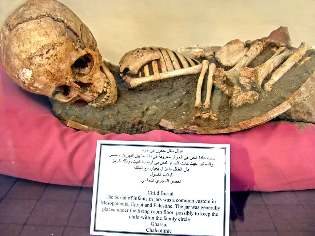 5. Babies Buried in Broken Pottery “Cradles” (dgjarvis10@gmail.com, Flickr, CC BY-SA 2.0)