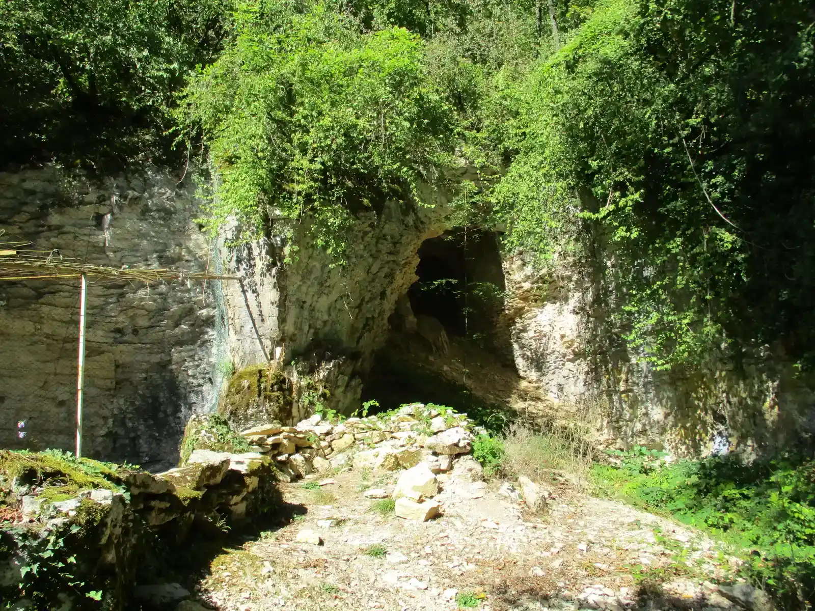 3. Grotte du Renne's Neanderthal Bone Puzzle (By Pueblopassingby, CC BY-SA 4.0)