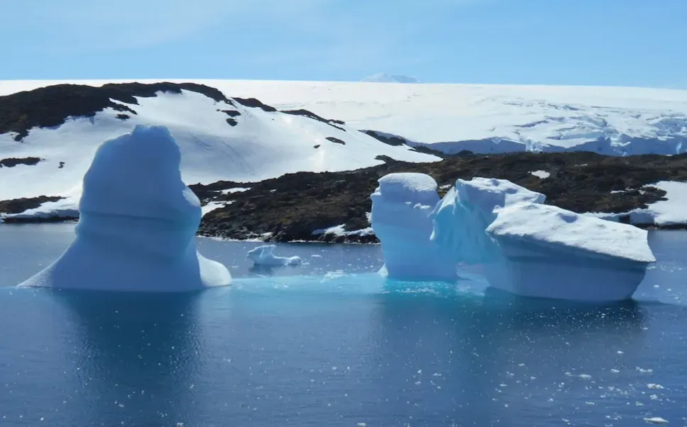 The Hidden Ecosystems Beneath Antarctic Ice (Image Credits: Unsplash)