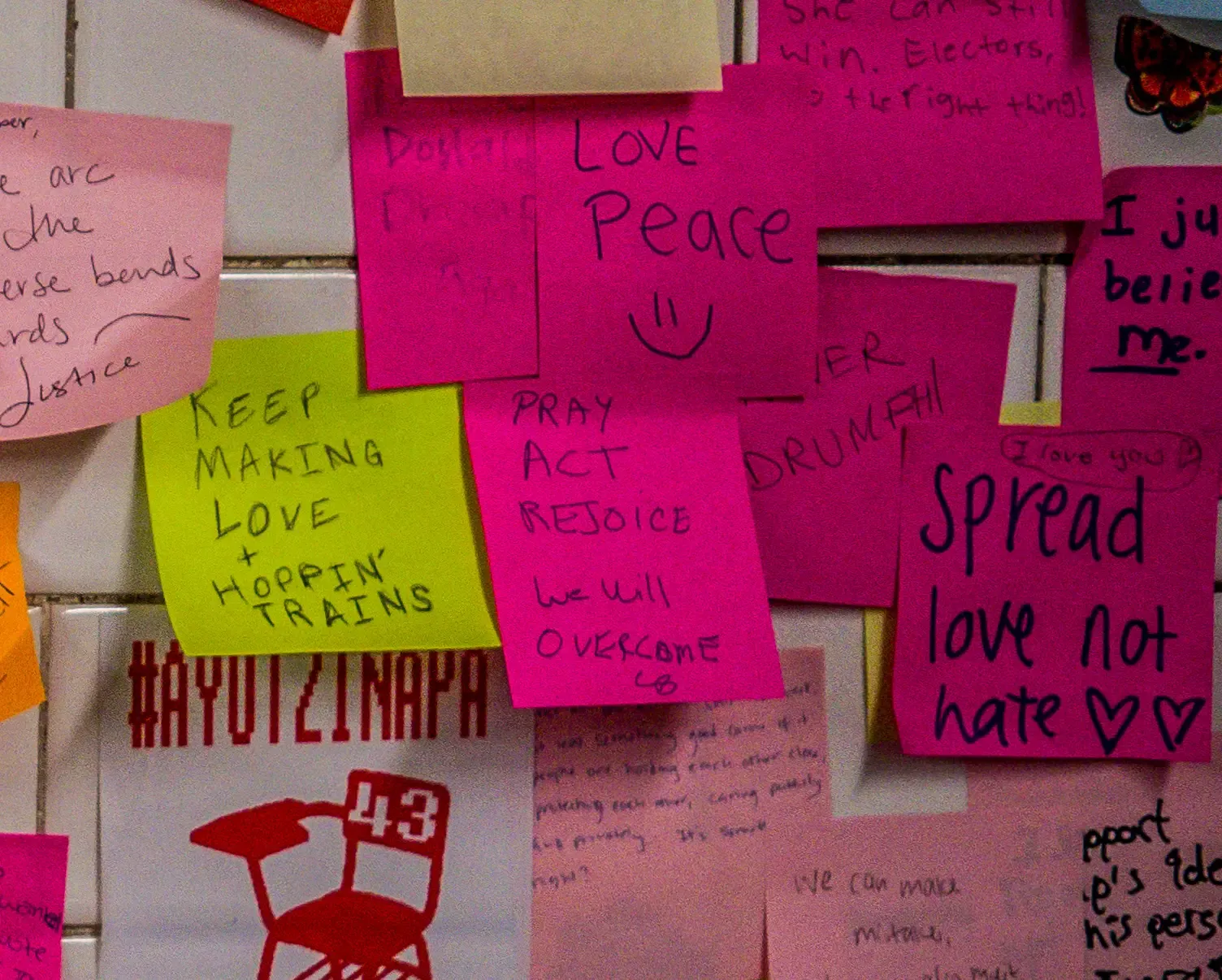 1. The Post-it Note: A Lab Failure That Conquered the Office World (Image Credits: Wikimedia)