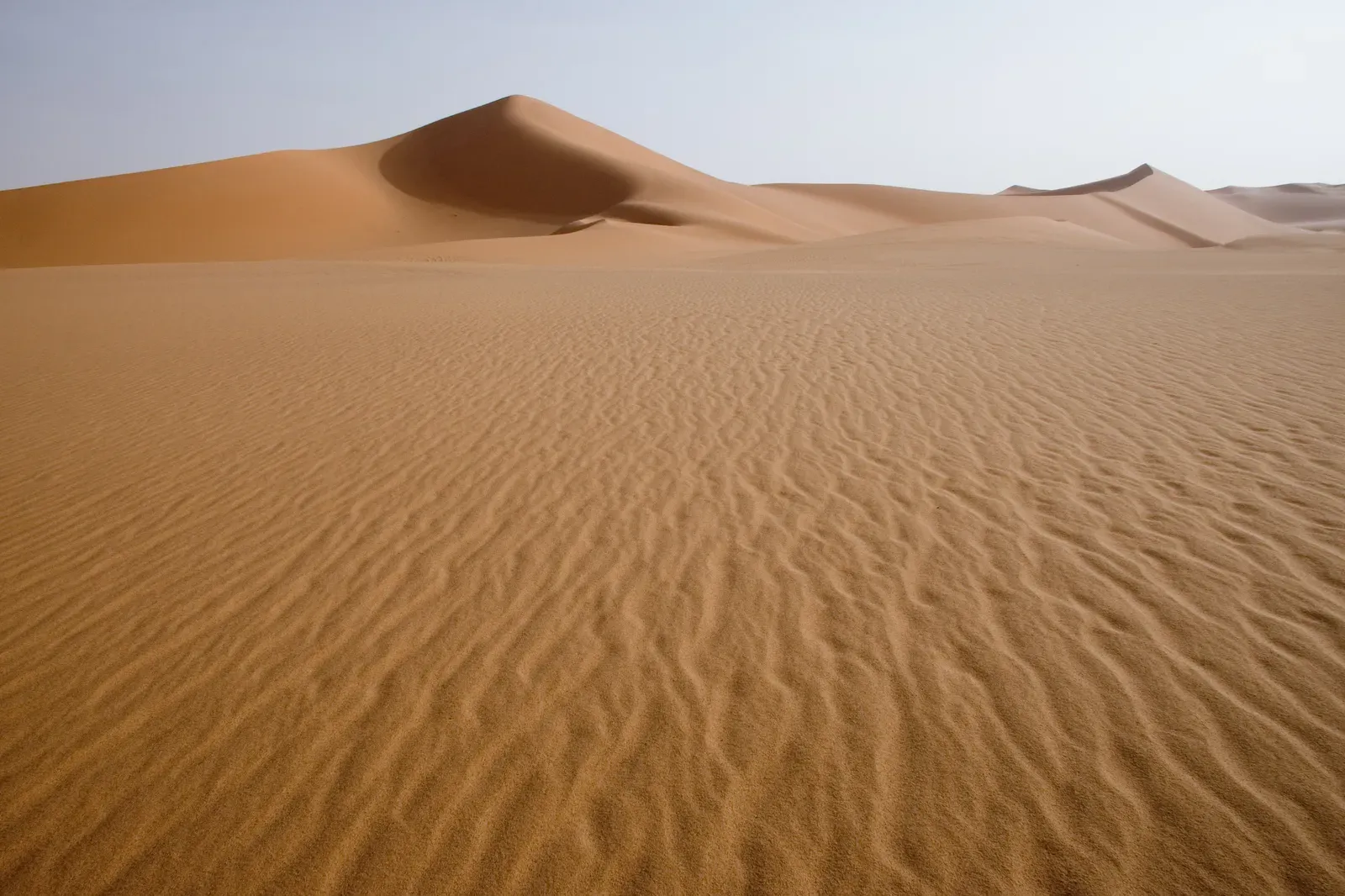 The Singing Dunes That Roar Like Distant Thunder (Image Credits: Wikimedia)