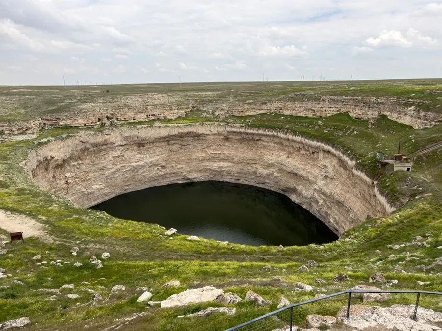 2. Rainwater and Groundwater Gradually Eat Away the Rock (Image Credits: Pexels)