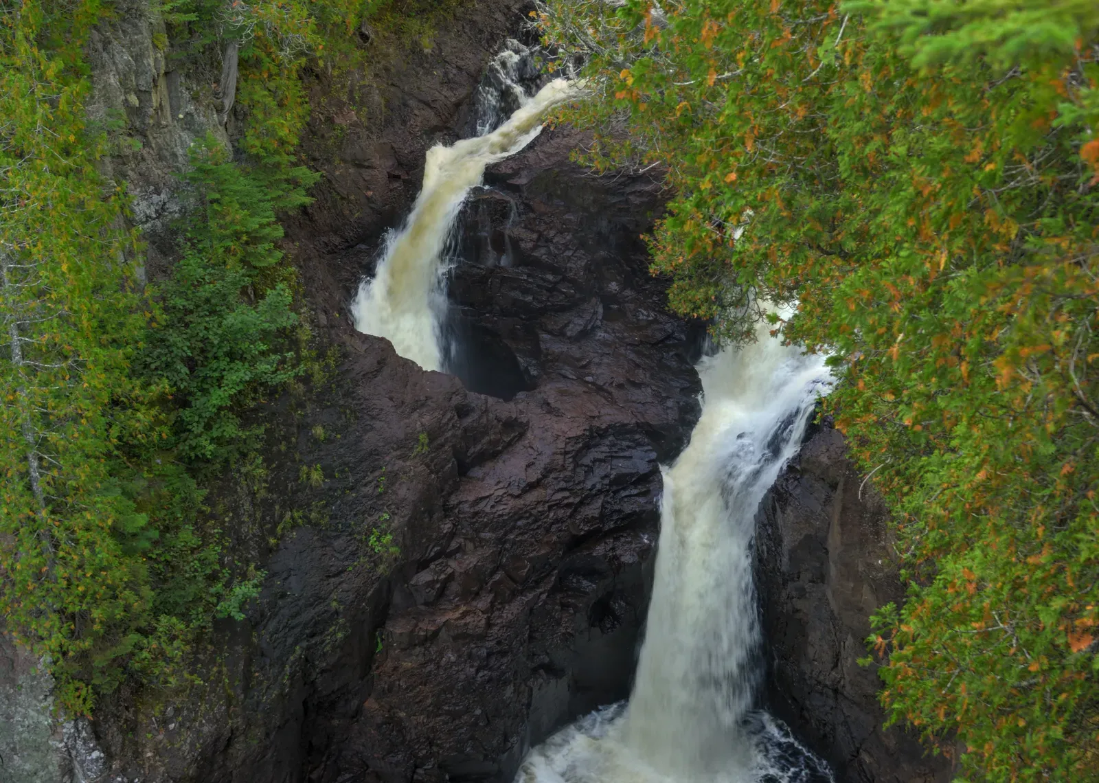 The Devil’s Kettle Waterfall That Swallows a River (Image Credits: Wikimedia)